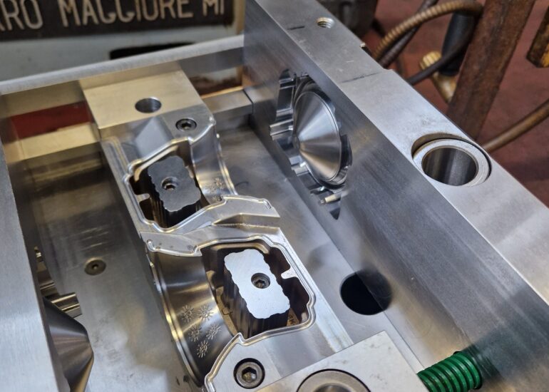 Dettaglio di stampo con inserti e molle