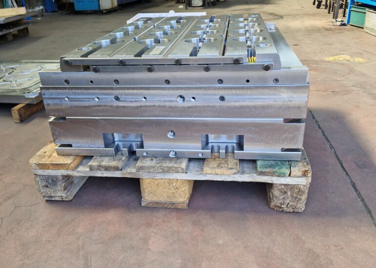 Stampo chiuso pronto per la consegna su pallet